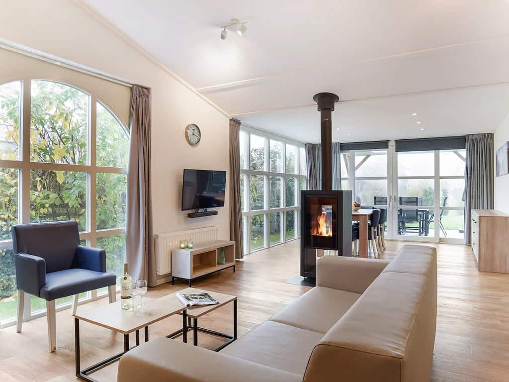 Impressie van de woonkamer in de 6-persoons bungalow 6L op Summio Parc Port Greve
