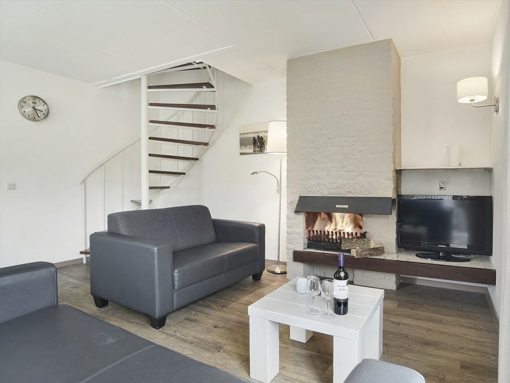 Impressie van de woonkamer in de 6-persoons bungalow 6M op Summio Parc Port Greve