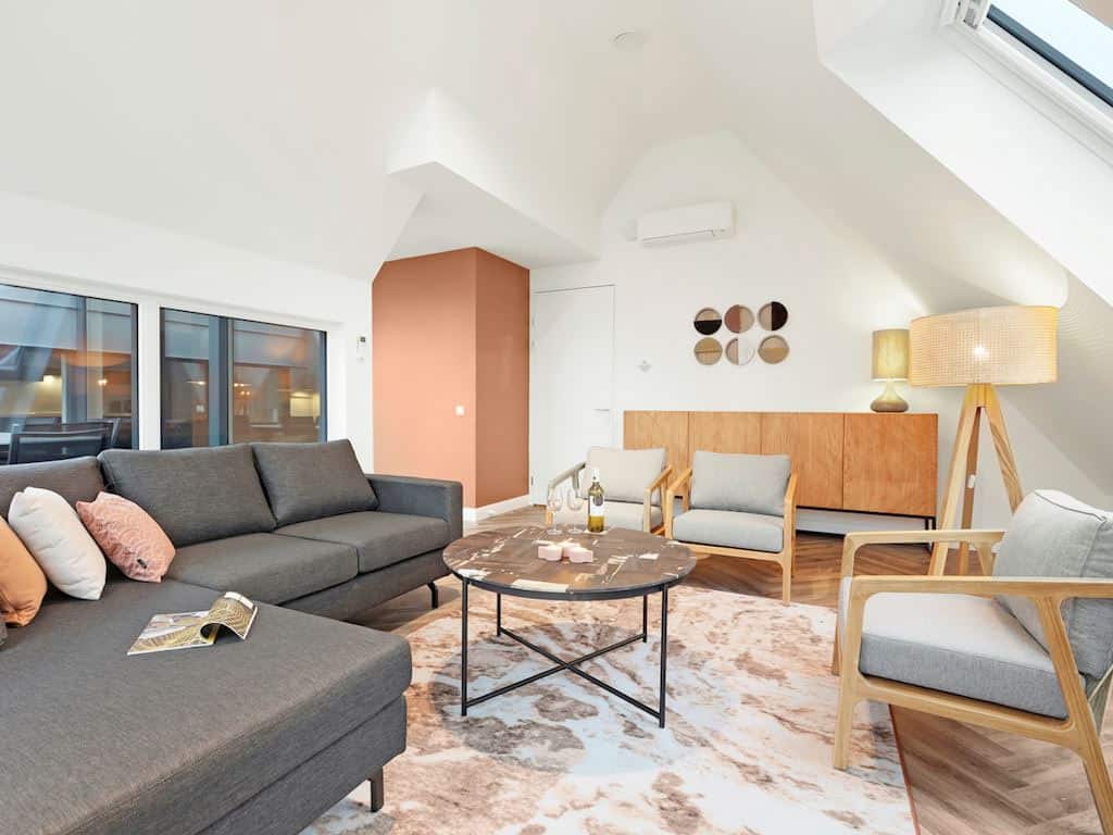 Impressie van de woonkamer in het 6-persoons penthouse op Landal Kaap West 6LP