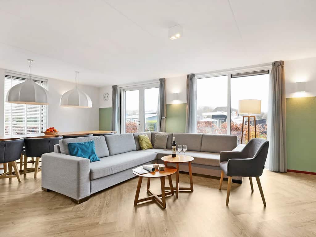 Impressie van de woonkamer in de luxe 8-persoons bungalow 8LZ op Summio Waterpark De Bloemert in Midlaren