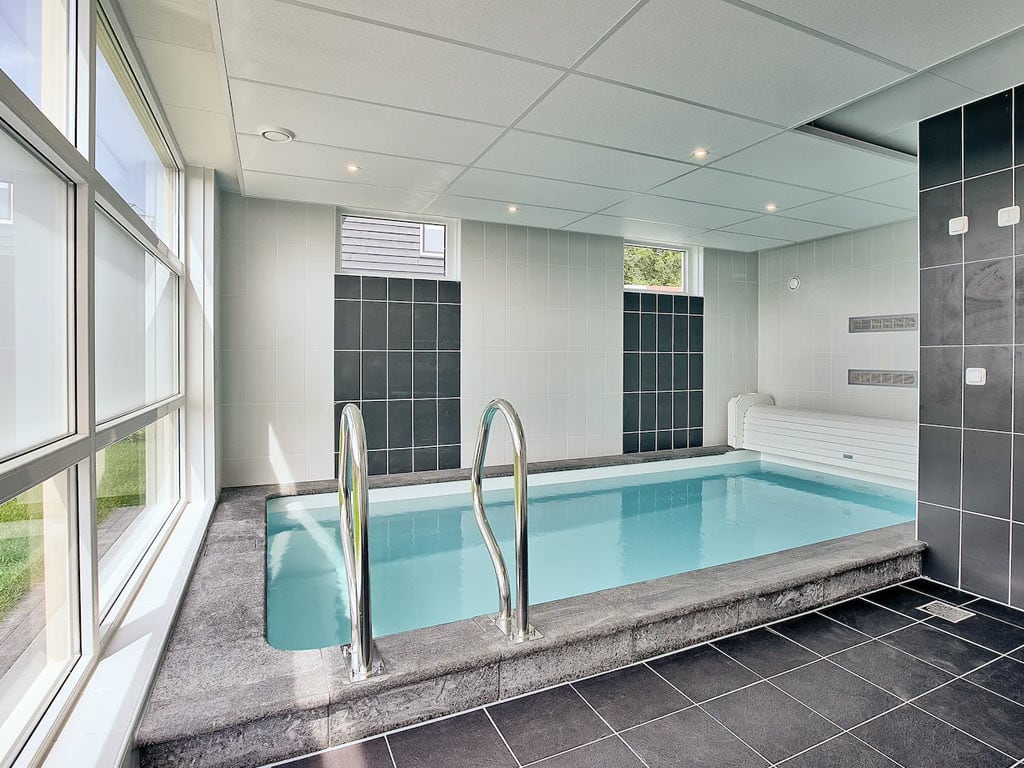 Impressie van het privé-zwembad in de luxe 8-persoons bungalow op Summio Waterpark De Bloemert
