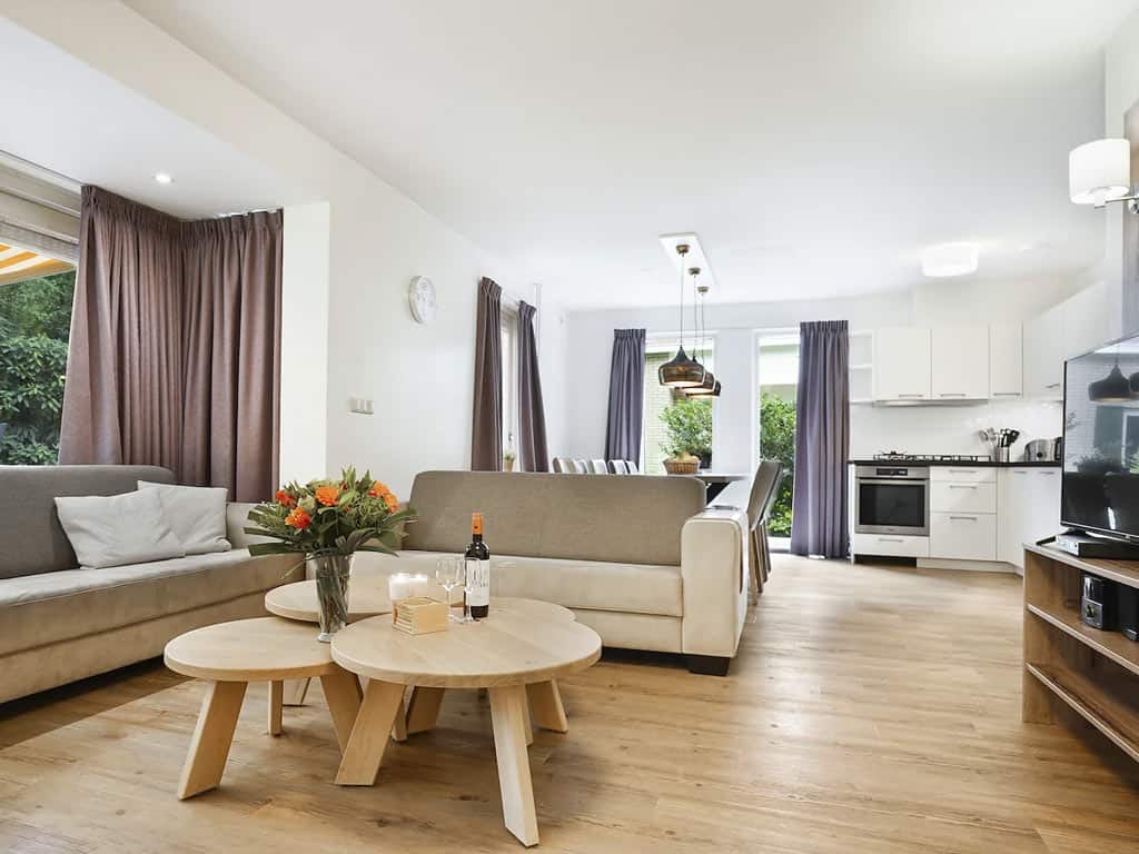 Impressie van de woonkamer in de 10-persoons bungalow op Summio Parc Duc de Brabant 10BTS