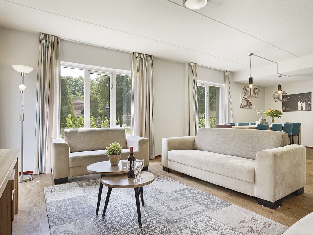 Impressie van de woonkamer in de 10-persoons bungalow op Summio Parc Duc de Brabant 10F