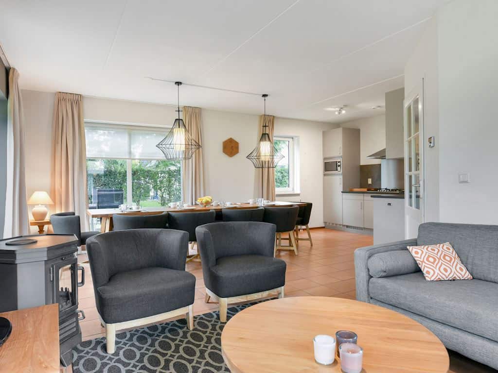 Impressie van de woonkamer in de 10-persoons villa bij Landal Kasteeldomein De Cauberg 10C in Limburg