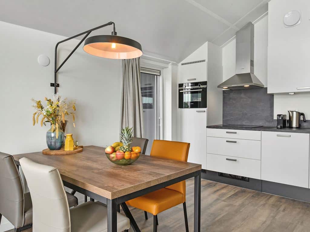 Impressie van de keuken en eethoek in de 4-persoons comfort woning op Landal Waterresort Blocksyl 4CE1