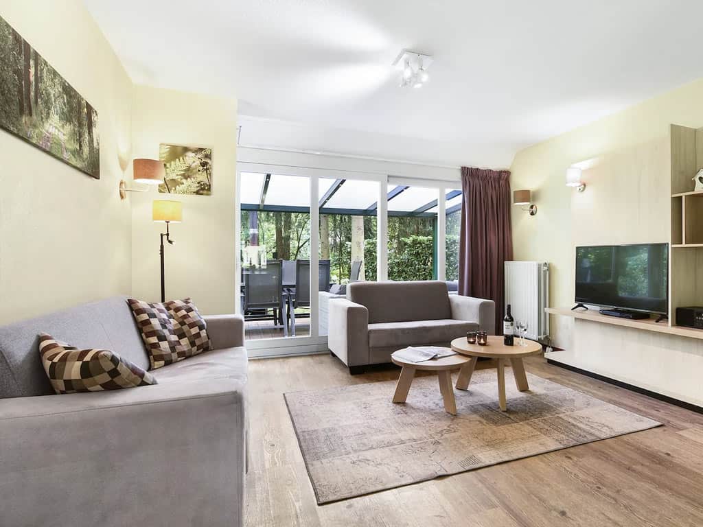 Impressie van de woonkamer in de 6-persoons bungalow op Summio Parc Duc de Brabant 6L2