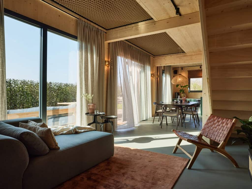 Impressie van de woonkamer in de luxe 6-persoons lodge op resort Brinckerduyn Unbrick One