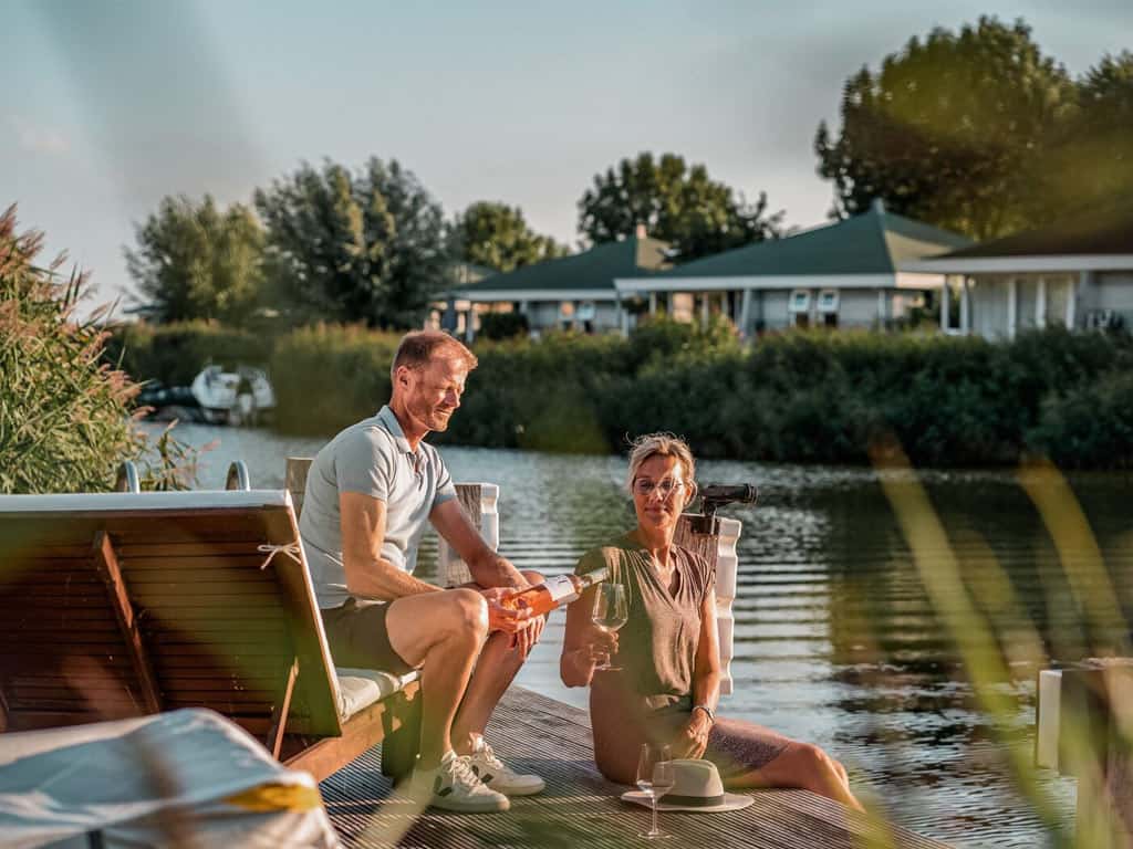 Impressie van een vakantiehuis aan het water op Beach Resort Makkum in Friesland