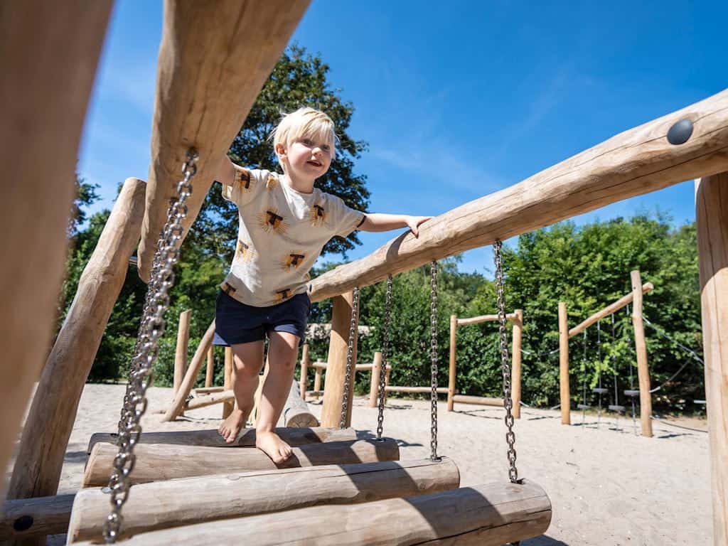 Op Landal Gooise Heide vind je een leuk speeltuintje in het bos