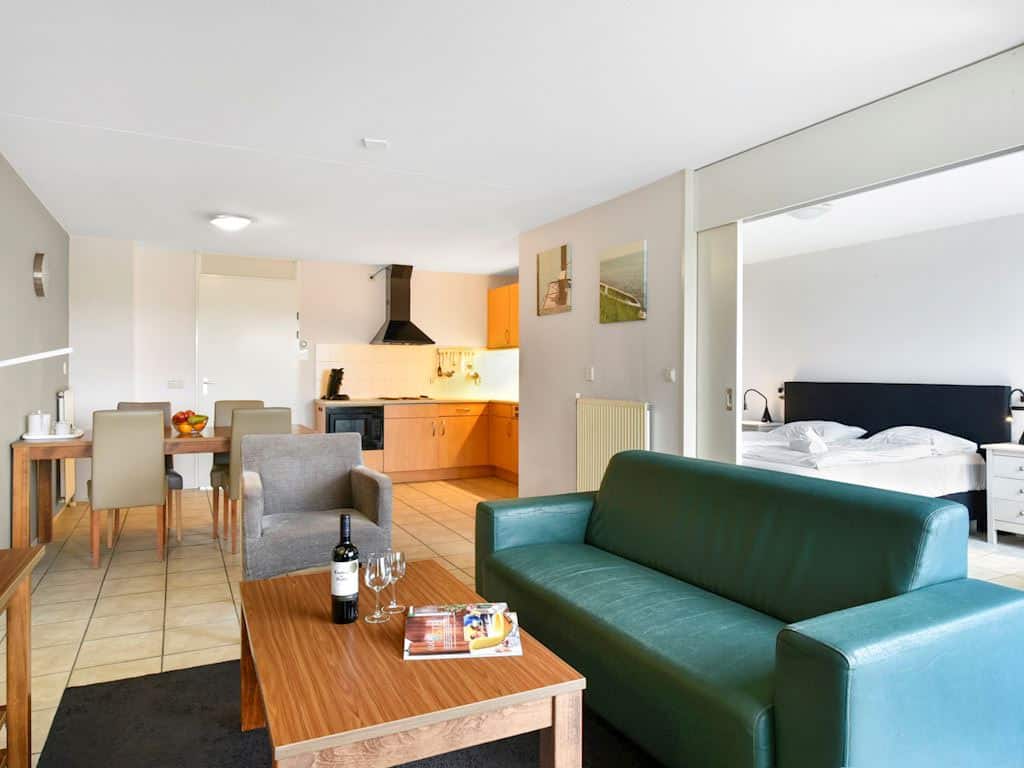 Impressie van de woonkamer in het 4-persoons appartement Landal Beach Resort Ooghduyne 4B1
