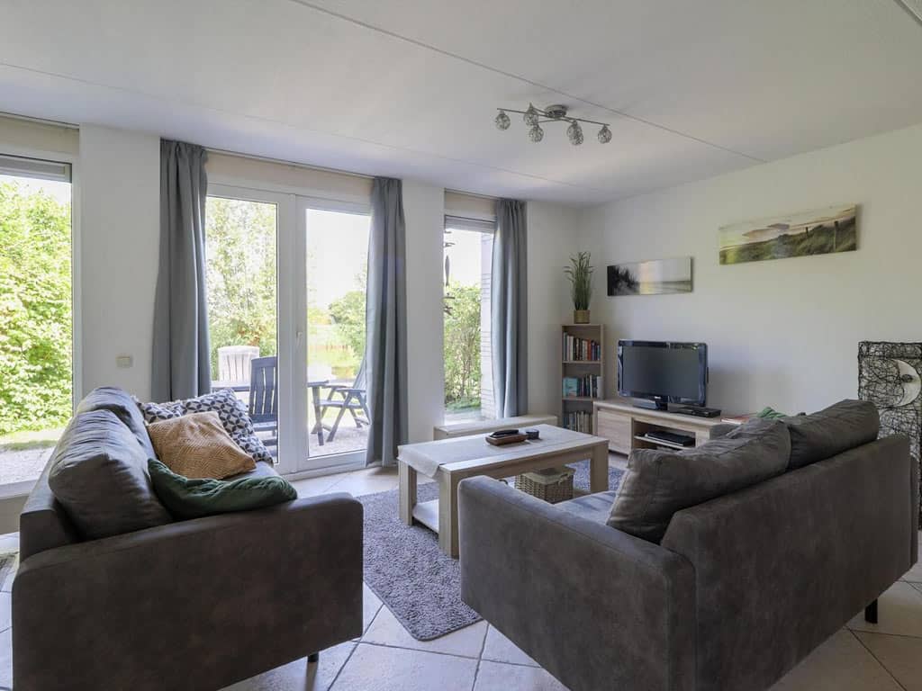 Impressie van de 4-persoons bungalow op Beach Resort Makkum Schakel