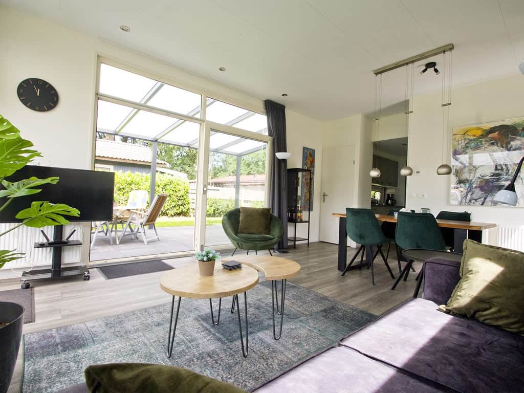 Impressie van de woonkamer in het 4-persoons chalet C Comfort op Recreatiedorp De Ossenberg op de Utrechtse Heuvelrug
