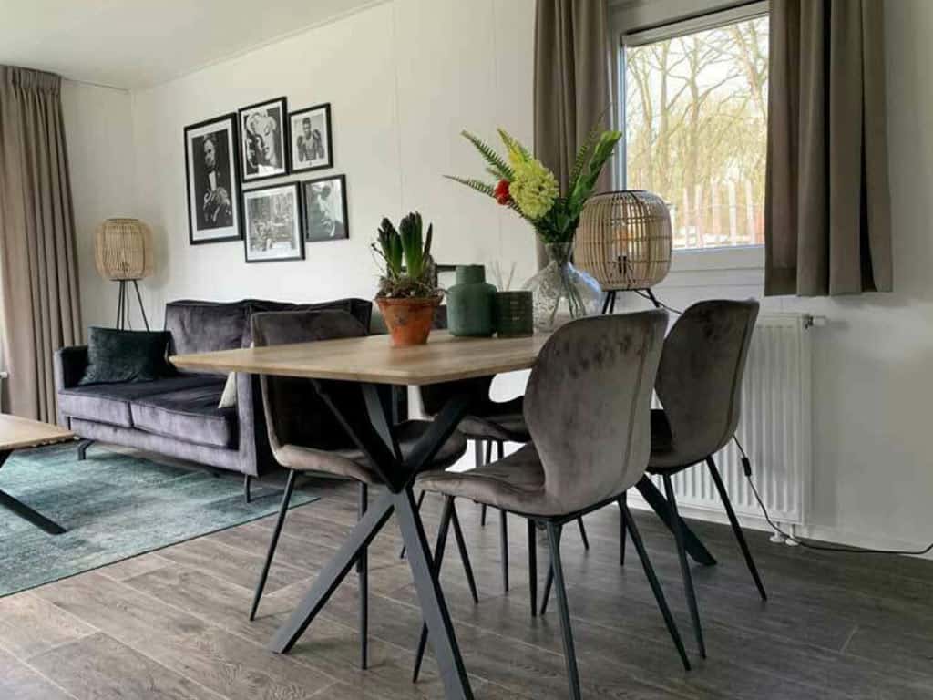 Impressie van de woonkamer in het 4-persoons chalet type A op Recreatiedorp De Ossenberg op de Utrechtse Heuvelrug