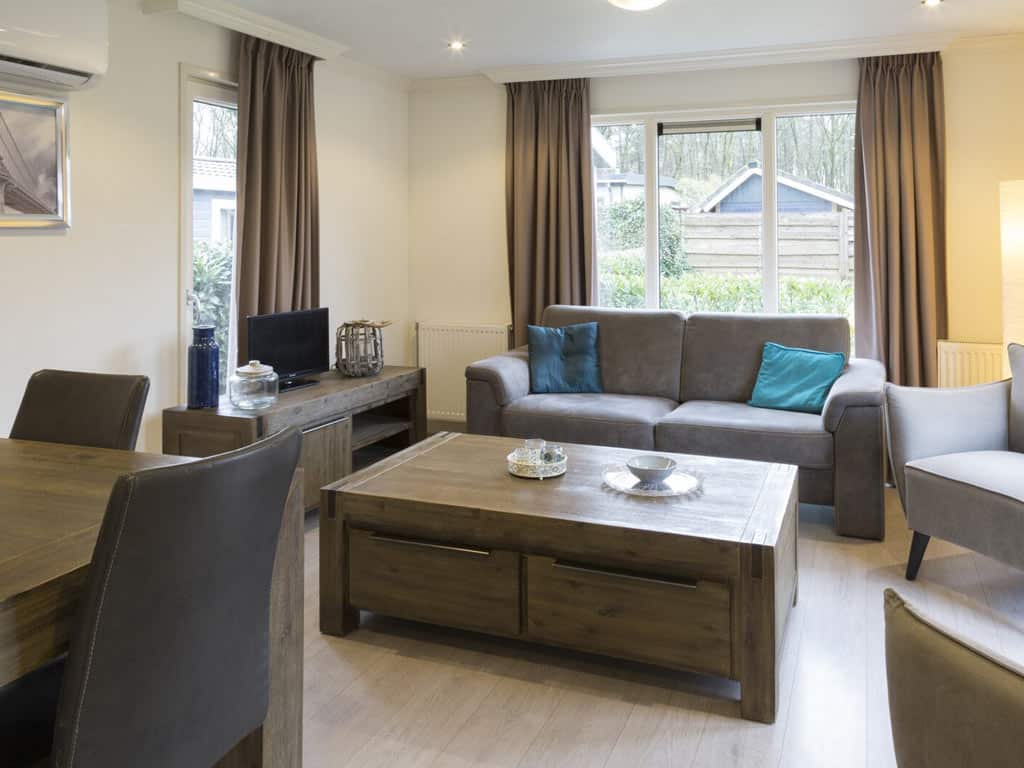Impressie van de woonkamer in het 5-persoons chalet B Comfort op Recreatiedorp De Ossenberg op de Utrechtse Heuvelrug