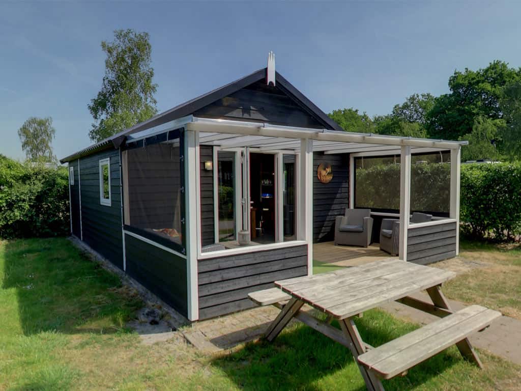Impressie van de Vossenlodge voor 5 personen op camping De Vossenburcht in IJhorst