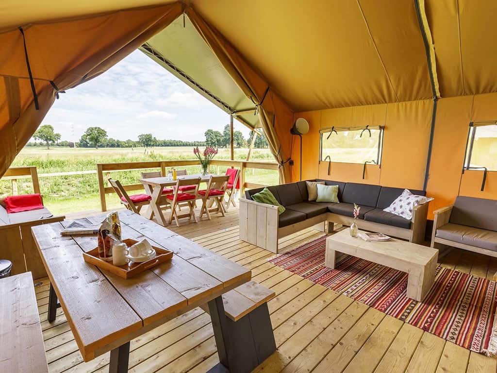 Impressie van de woonruimte in de 6 -persoons glamping lodgetent op De Twee Bruggen in de Achterhoek