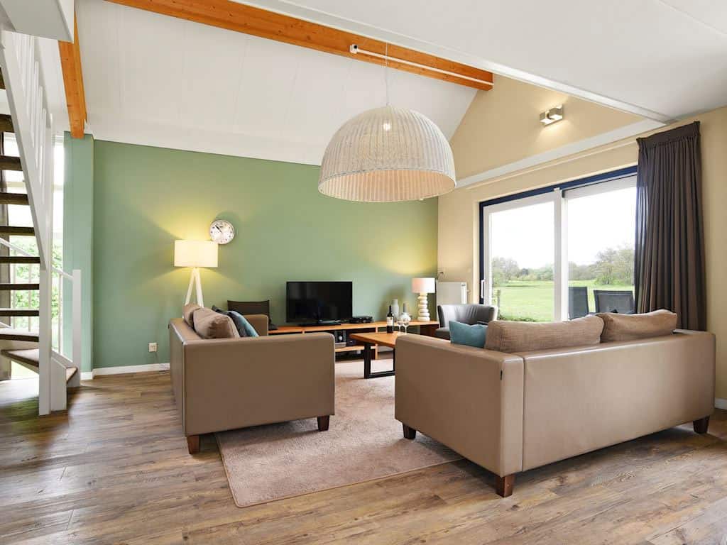 Impressie van de woonkamer in de luxe 6-persoons villa Landal Beach Resort Ooghduyne 6L1
