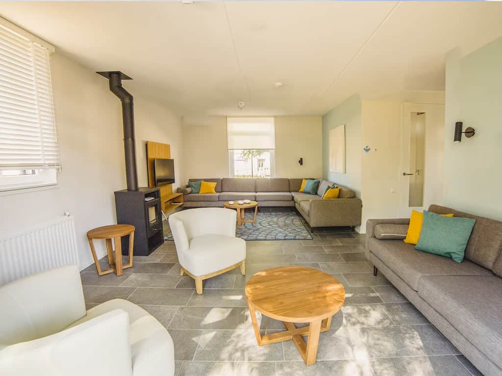 Impressie van de woonkamer in het 12-persoons Notarishuis Luxe Kids op Dormio Resort Maastricht