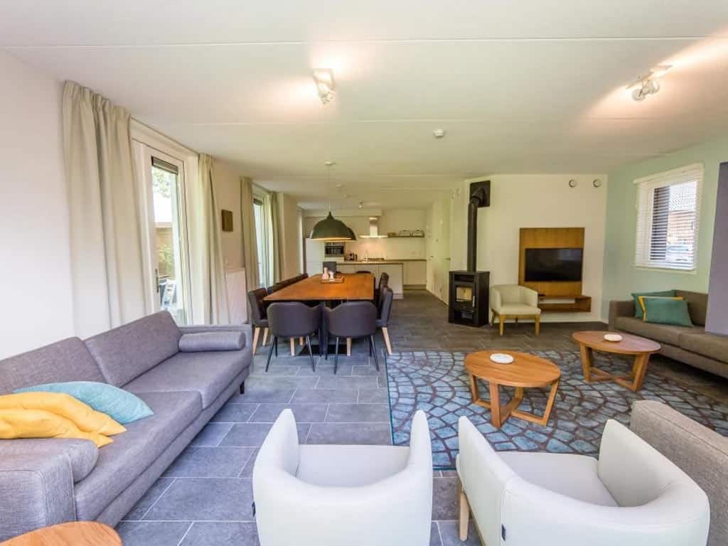 Impressie van de woonkamer in de 14-persoons Hofstede Comfort op Dormio Resort Maastricht