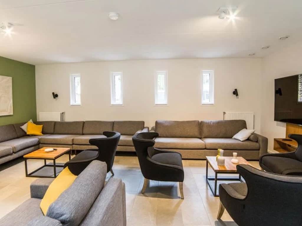 Impressie van de woonkamer in de 20-persoons Boerenhoeve Luxe op Dormio Resort Maastricht