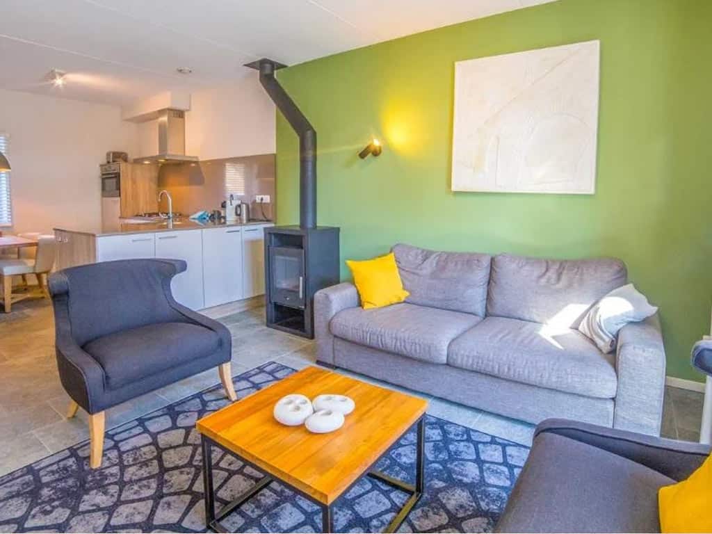 Impressie van de woonkamer in de 4-persoons Terra Wellness op Dormio Resort Maastricht