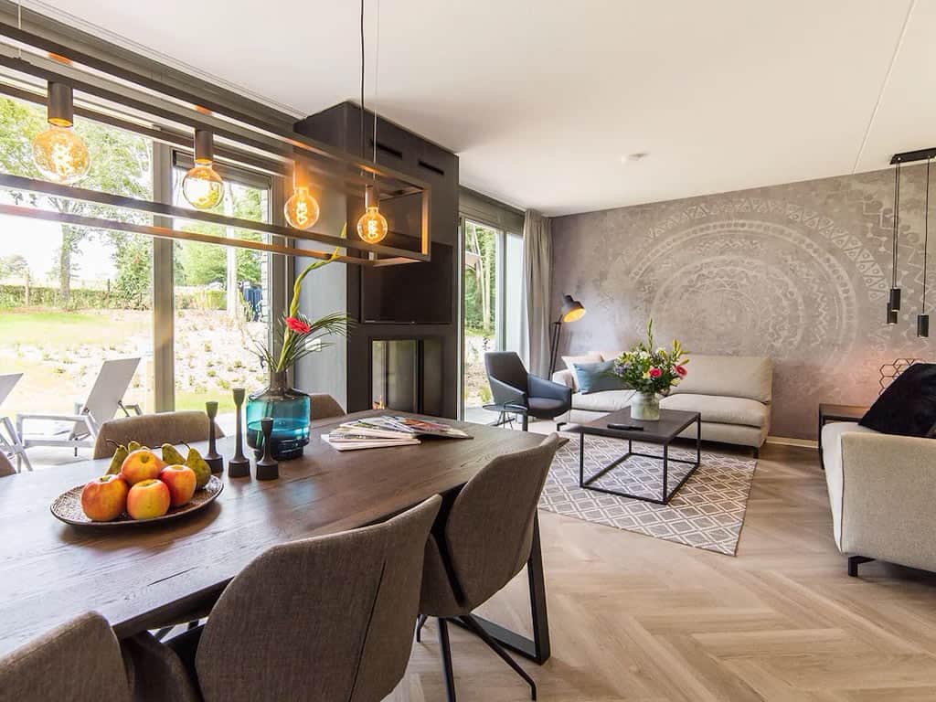 Impressie van de woonkamer in de 6-persoons Hertogenvilla Wellness op Dormio Resort Maastricht