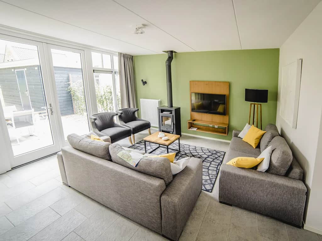 Impressie van de woonkamer in het 8-persoons Herenhuis Luxe Kids op Dormio Resort Maastricht