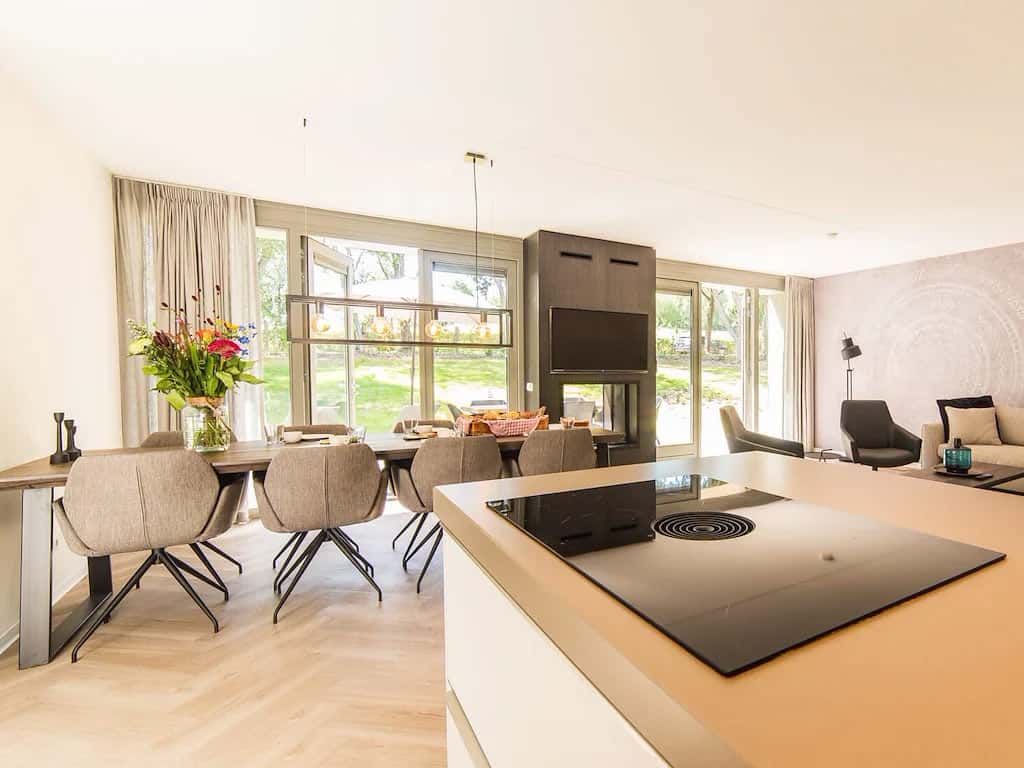 Impressie van de woonkamer in de 8-persoons Prinsenvilla Wellness op Dormio Resort Maastricht