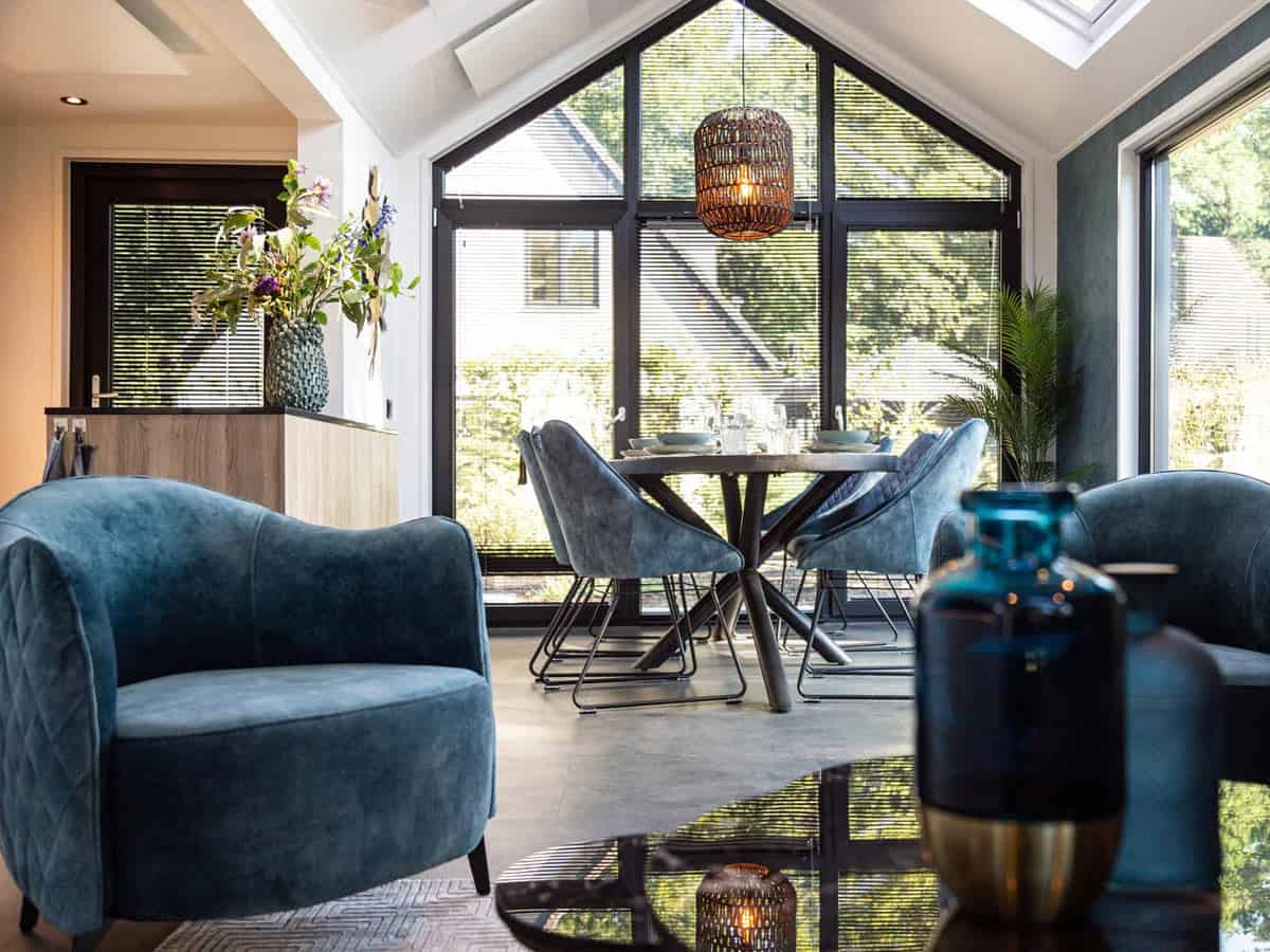 Impressie van de inrichting van een van de lodges op TopParken Résidence Lage Vuursche, vlak bij Utrecht