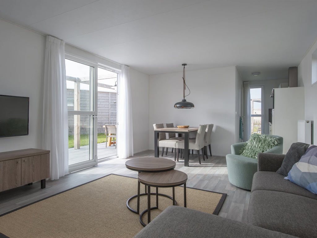Impressie van de woonkamer in de 4-persoons L4 Comfort lodge op Roompot Beach Resort Nieuwvliet-Bad