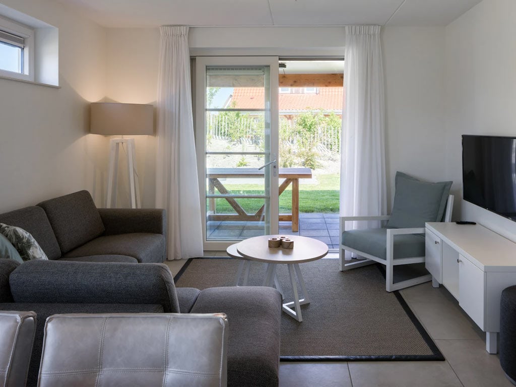 Impressie van de woonkamer in de 6-persoons villa V6A Luxe op Roompot Beach Resort Nieuwvliet-Bad