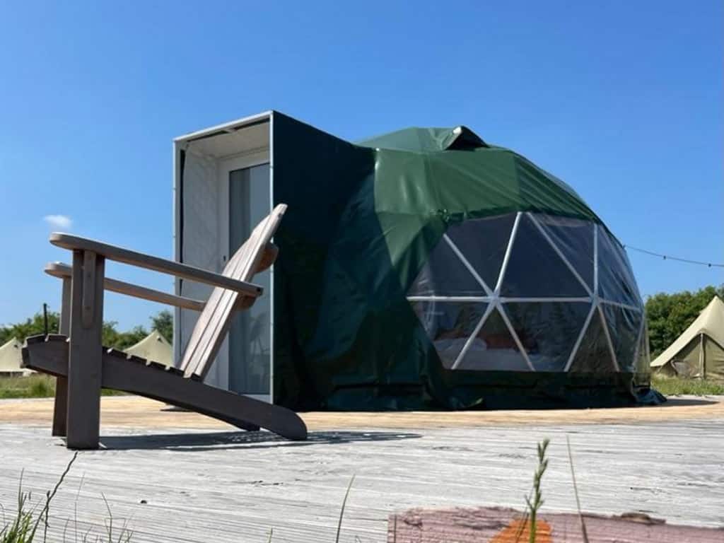 Impressie van de TinyParks Cast Away Mini Dome voor 2 personen op het natuureiland Tiengemeten