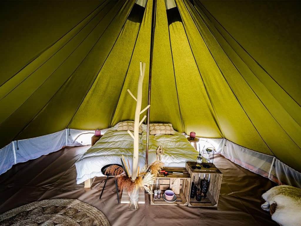 Impressie van de binnenkant van de 2-persoons TinyParks Cast Away Bell tent op Tiengemeten
