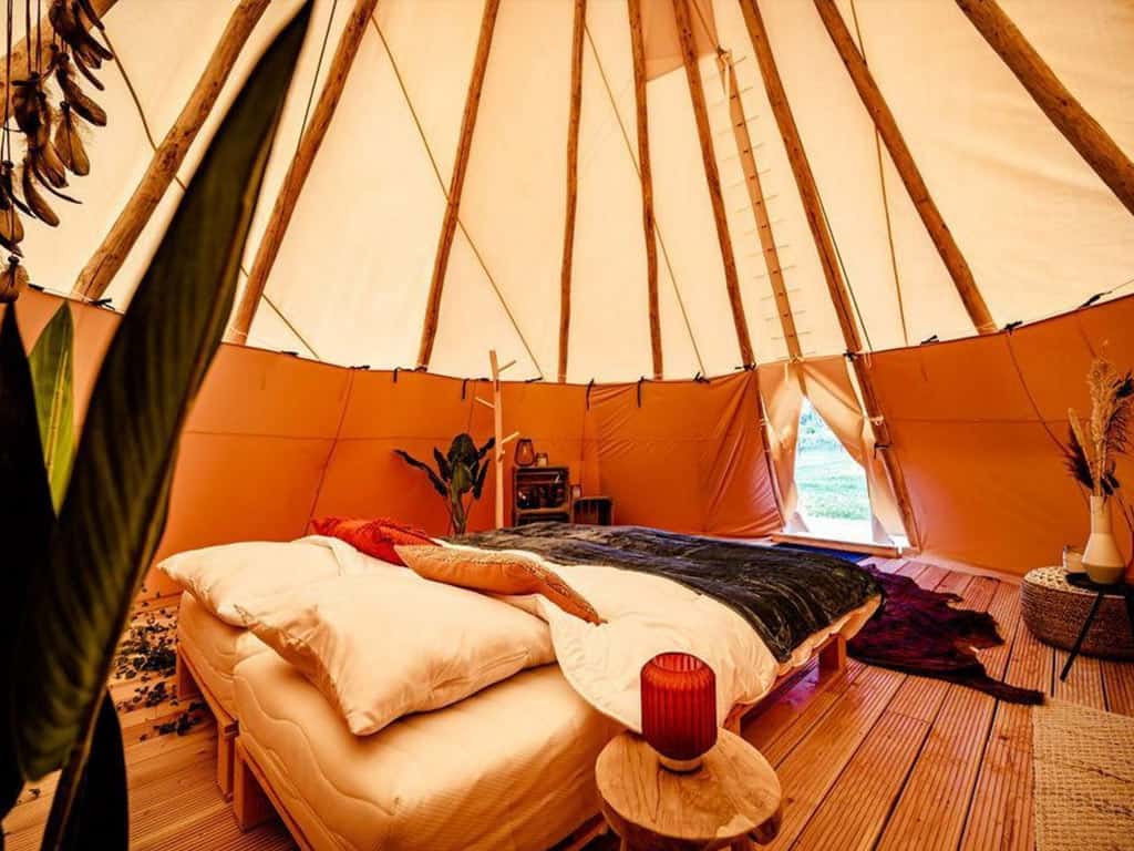 Impressie van de binnenkant van de 4-persoons TinyParks Cast Away Tipi op Tiengemeten