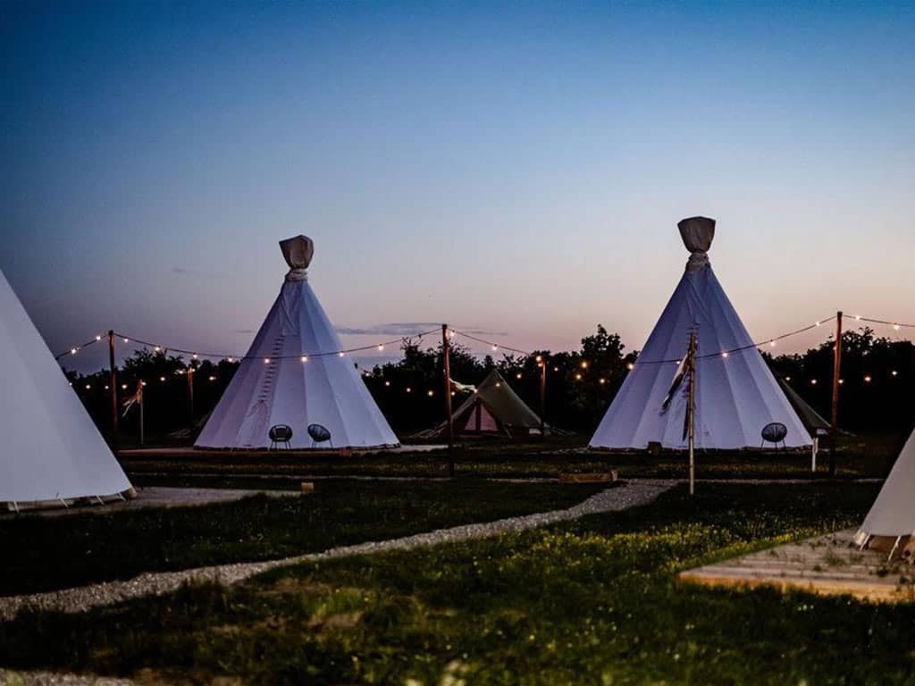 Impressie van de TinyParks Cast Away Tipi voor 4 personen op het natuureiland Tiengemeten