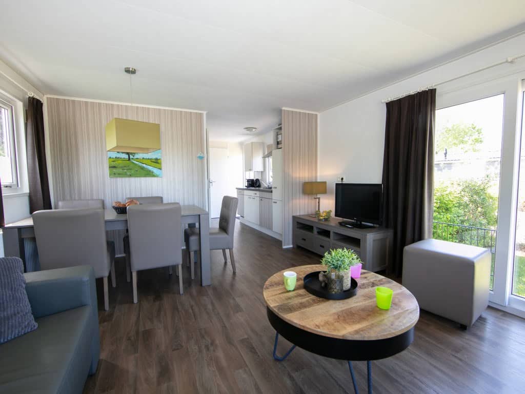 Impressie van de ruimte in het 5-persoons chalet Cosmos op Ardoer Vakantiepark 't Rheezerwold