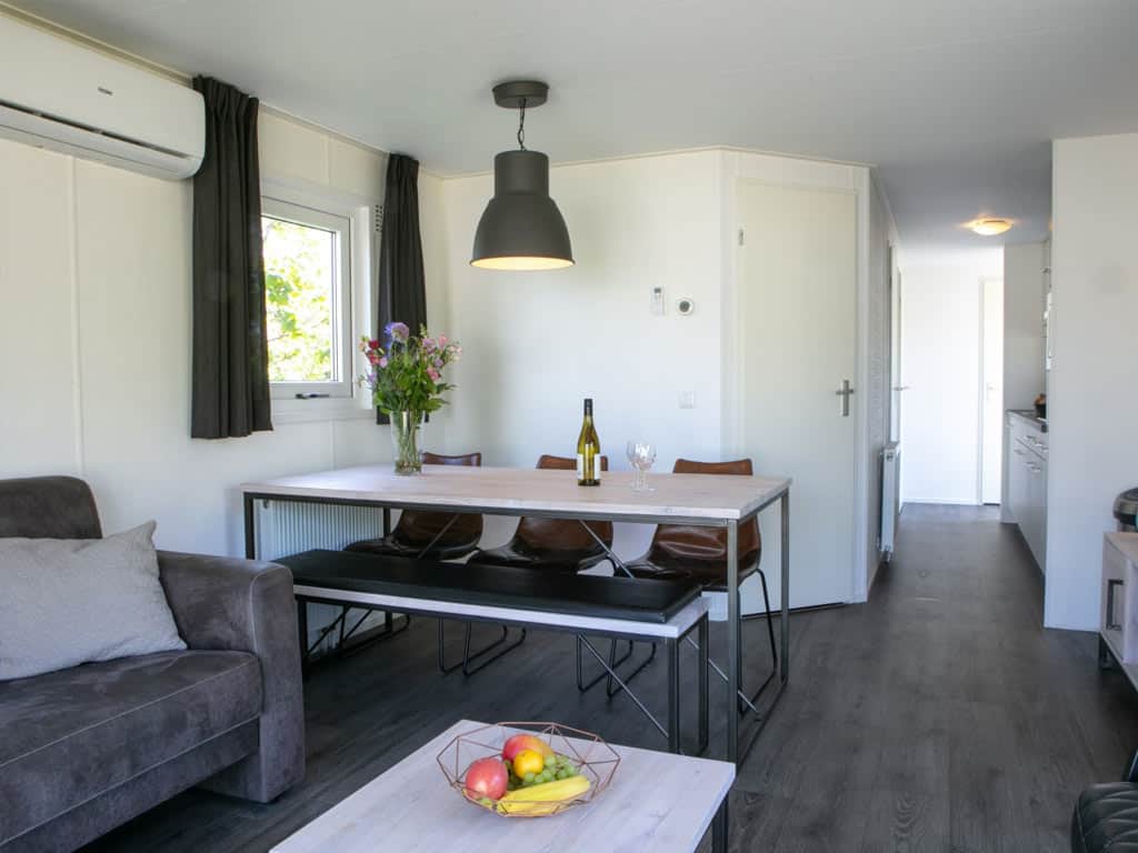 Impressie van de ruimte in het 6-persoons chalet Amber op Ardoer Vakantiepark 't Rheezerwold