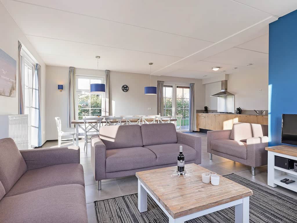 Impressie van de woonkamer in de 10-persoons vakantiewoning Aardenburg op Dormio Strand Resort Nieuwvliet-Bad.
