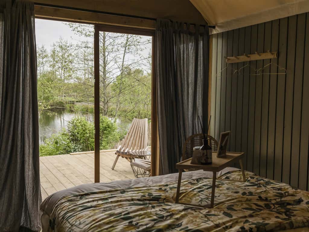 Impressie van de slaapkamer in de 2-persoons Pingo Suite, een tiny house op Het Wylde Pad