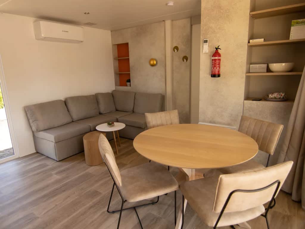 Impressie van de woonkamer in het 4-persoons chalet de Fuut bij RCN Zeewolde