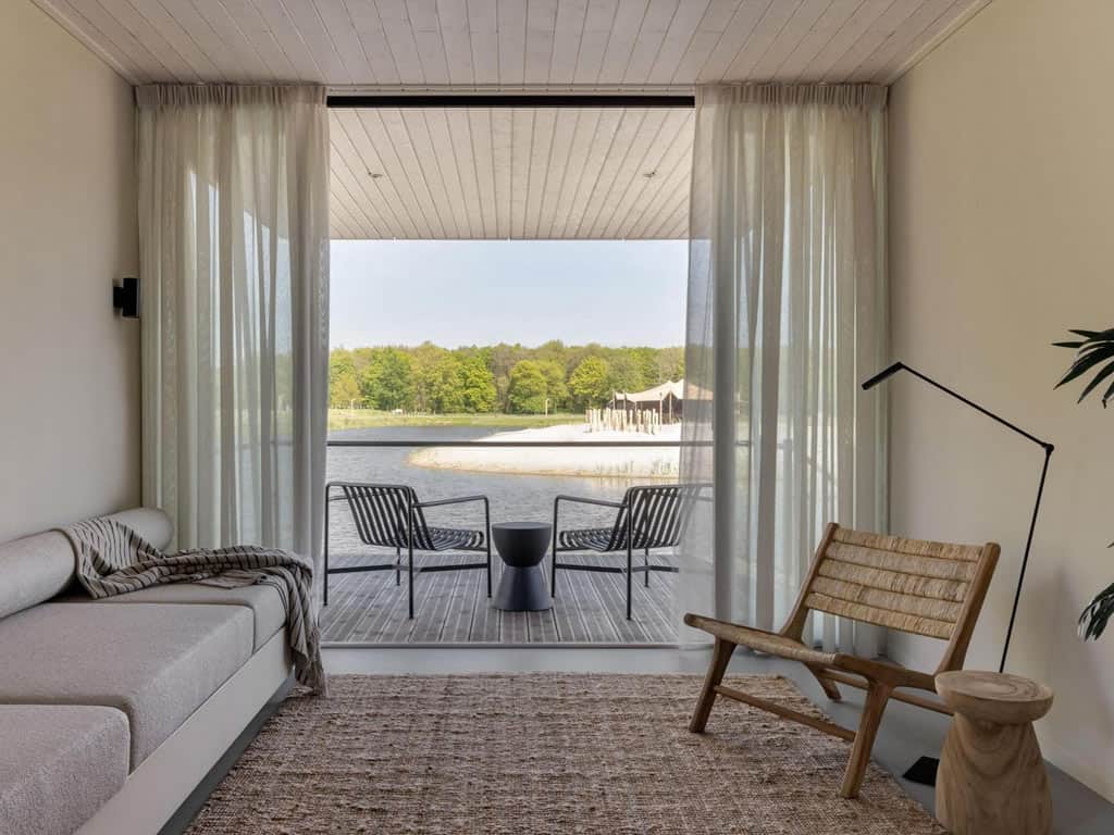 Impressie van de 4-persoons glamping lodge Waterlodge op Resort de Parel