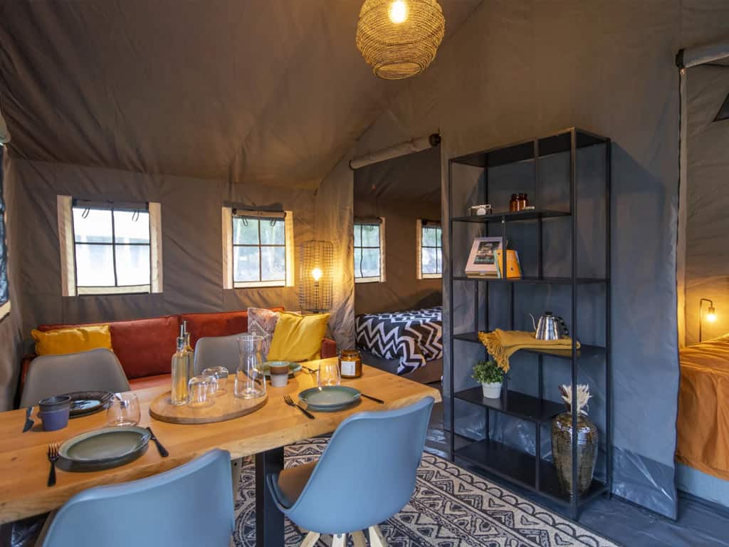 Impressie van de inrichting in de 4-persoons glampingtent Veluwse Bos op RCN de Jagerstee in Epe
