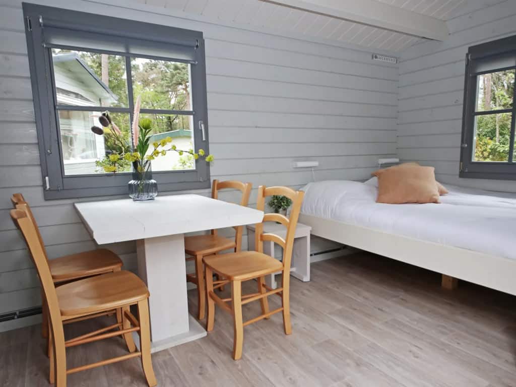 Impressie van de ruimte in het 4-persoons kampeerchalet de Horst op RCN het Grote Bos