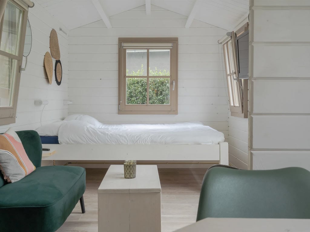 Impressie van de woonkamer in het 4-persoons kampeerchalet de Zeearend bij RCN Toppershoedje