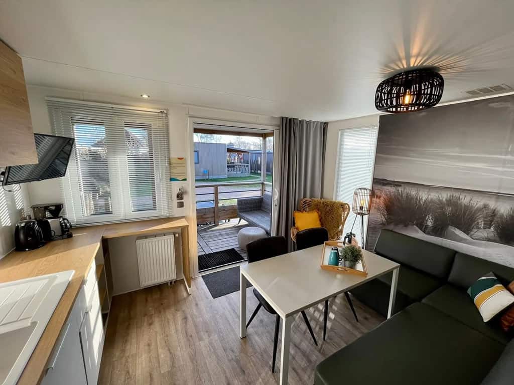 Impressie van de woonkamer in 4-persoons mobil home Beachhome bij RCN Toppershoedje