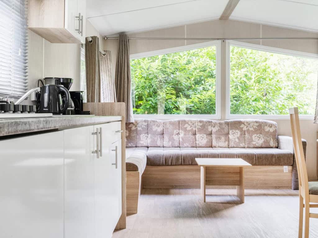 Impressie van de woonkamer in het 4-persoons mobil home Lindenhorst op RCN het Grote Bos