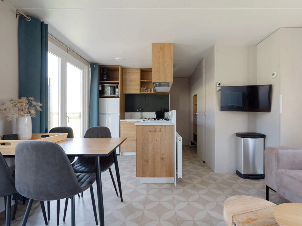 Impressie van de woonkamer in de 4-persoons mobil home Lofoten op RCN de Flaasbloem