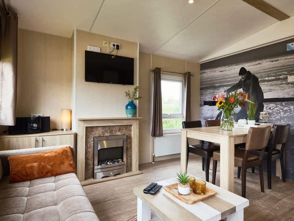 Impressie van de woonkamer in 4-persoons mobil home Strandjutter bij RCN Toppershoedje