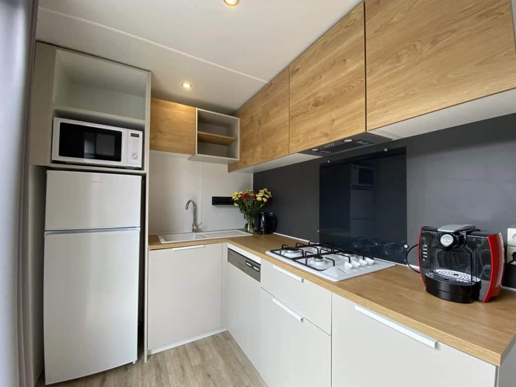 Impressie van de keuken in 4-persoons mobil home Strandloper bij RCN Toppershoedje