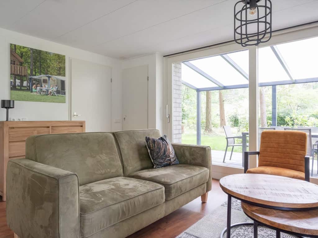 Impressie van de woonkamer in de 5-persoons bungalow Wayenstein op RCN het Grote Bos
